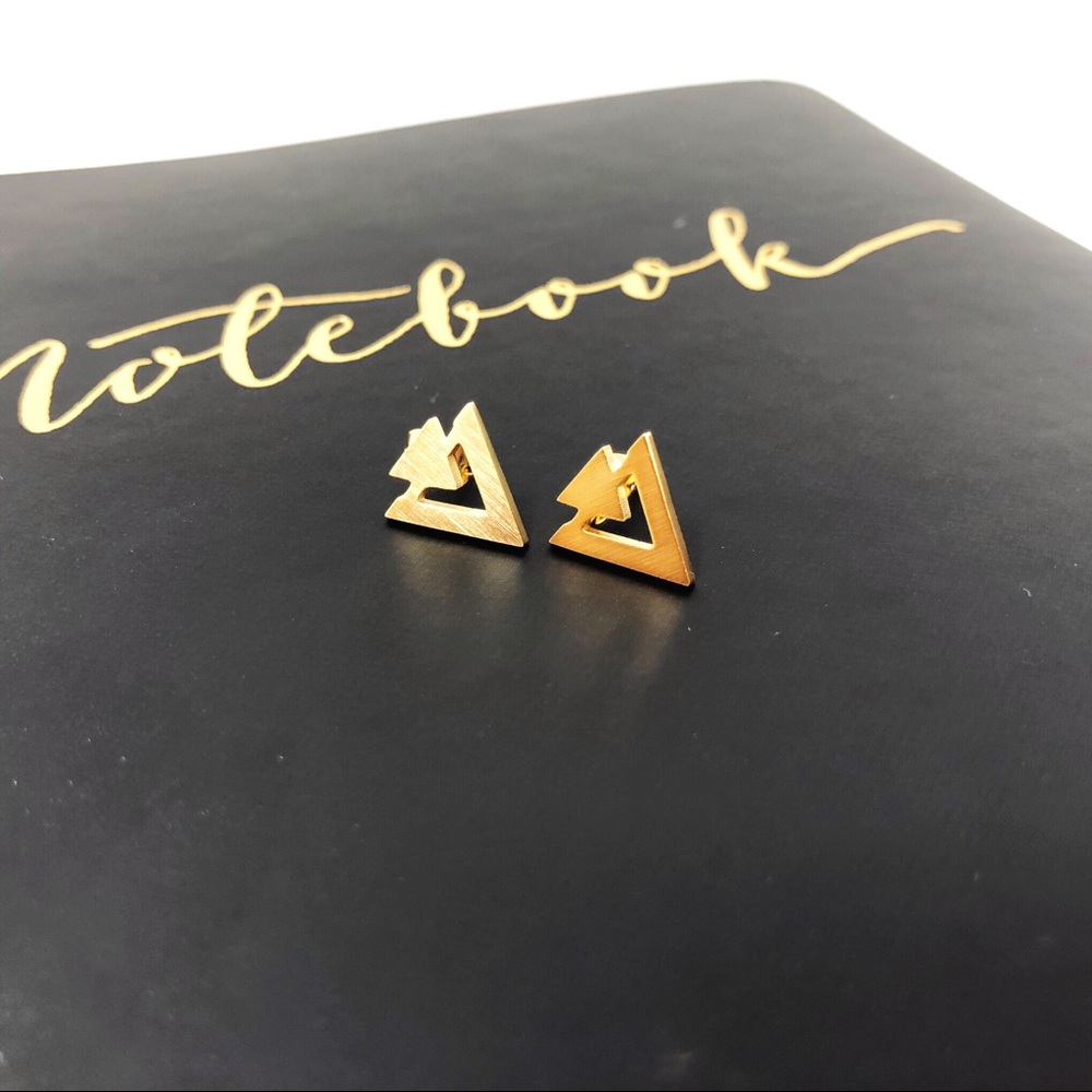 | 18K BRUSHED GEOMETRIC STUD |